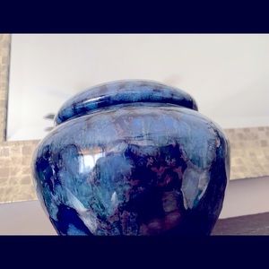 Flower pot Urn like new for violets